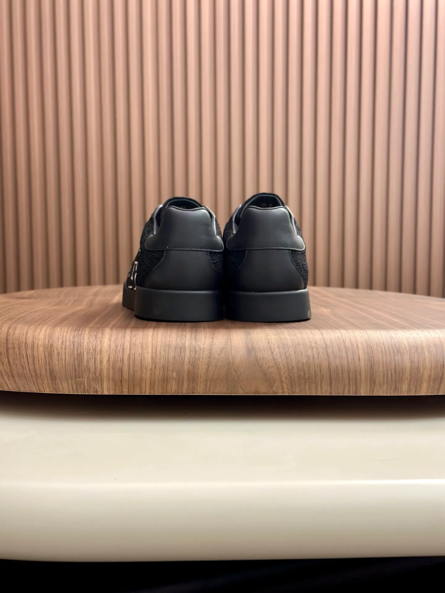 New product 💰800 DG Dolce & Gabbana men's shoes 💰ortofino calfskin sneakers ♞size; 39~44 (customized 38.45.46) Iconic men's shoes 💰ortofino series of sneakers, classic and timeless style, now presented with fashionable details. The calfskin engraved DG logo is a subtle finishing touch. Men's shoes💰ortofino calfskin sneakers: